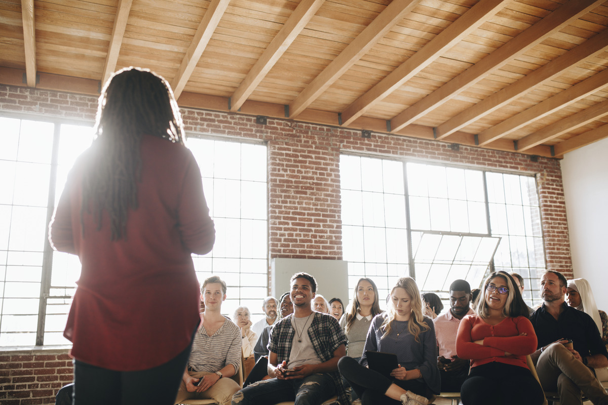 a corporate motivation speaker for employees starting her presentation